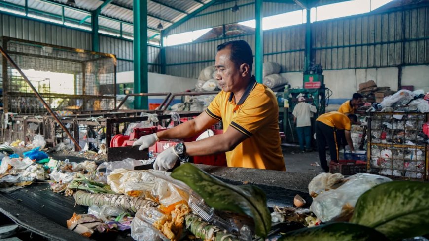 Hari Bhayangkara ke -80, Polres Probolinggo Salurkan Bantuan Alat Pertanian dan Droping 10 Ribu Liter Air Bersih di Banyuanyar